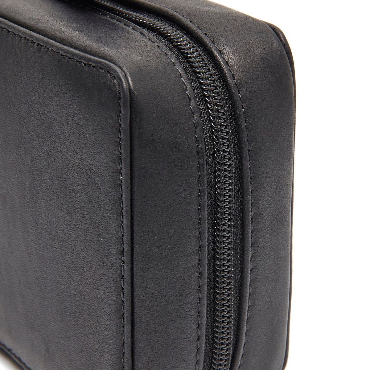 
Close-Up Detail of Classic Collar & Heavy-Duty Zipper Hardware on Leather Tech-Organizer Ardan